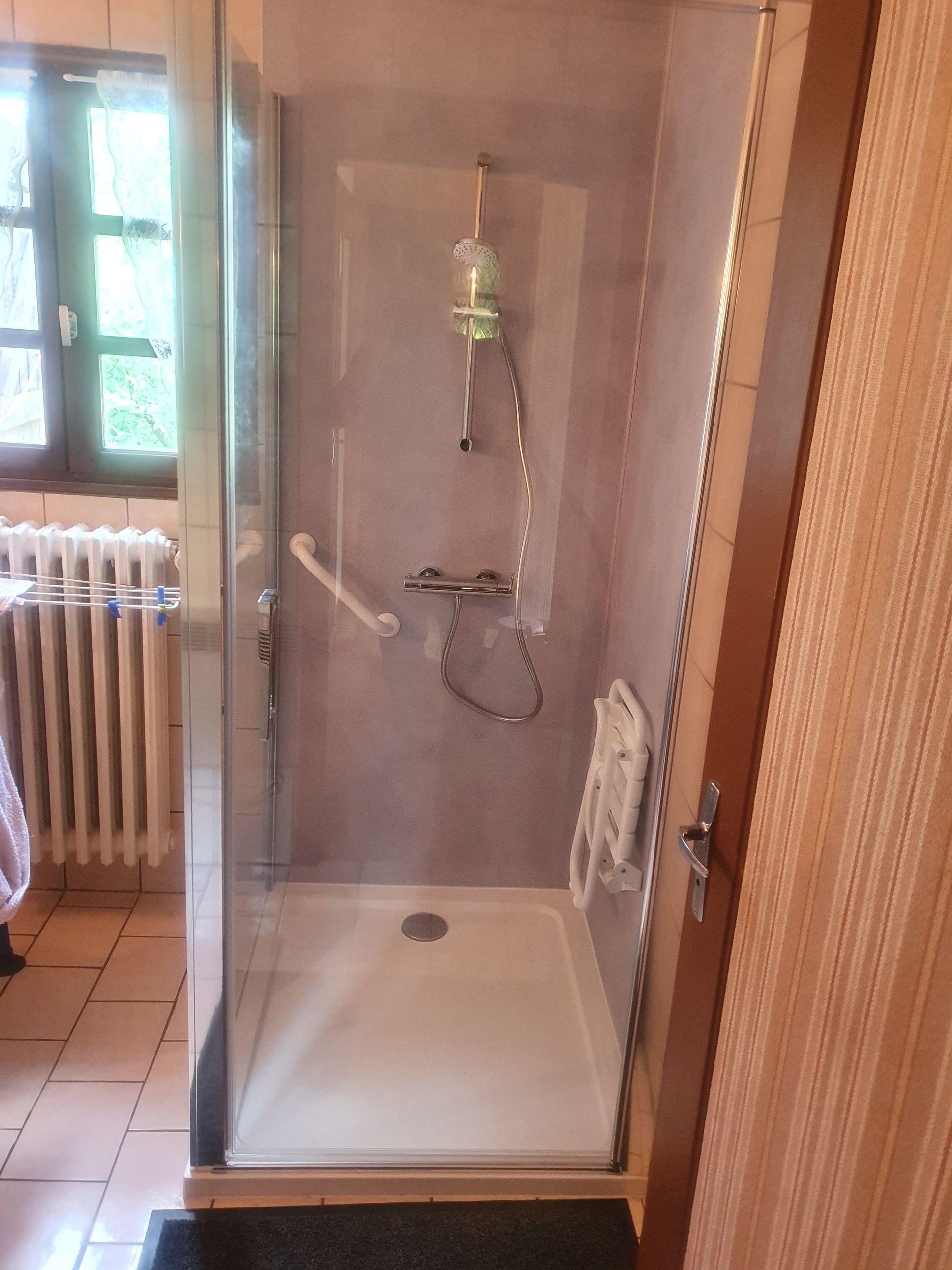 Salle de bains et cabine de douche