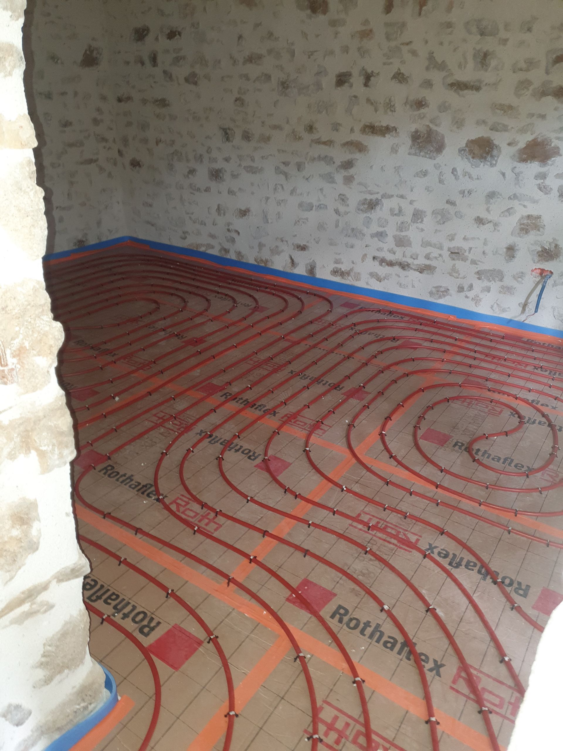 Plancher chauffant dans une petite pièce