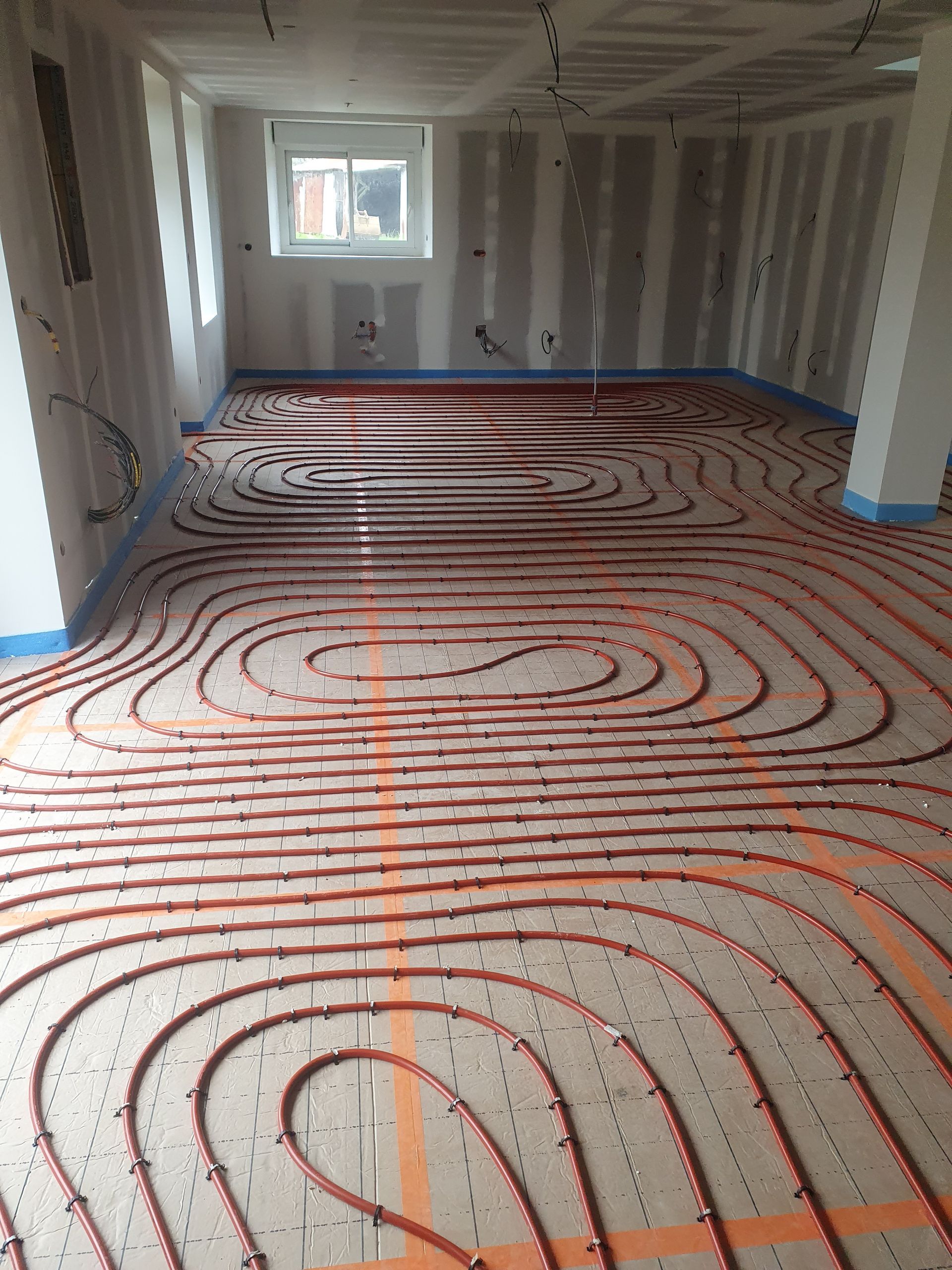 Plancher chauffant dans une pièce avec colonne