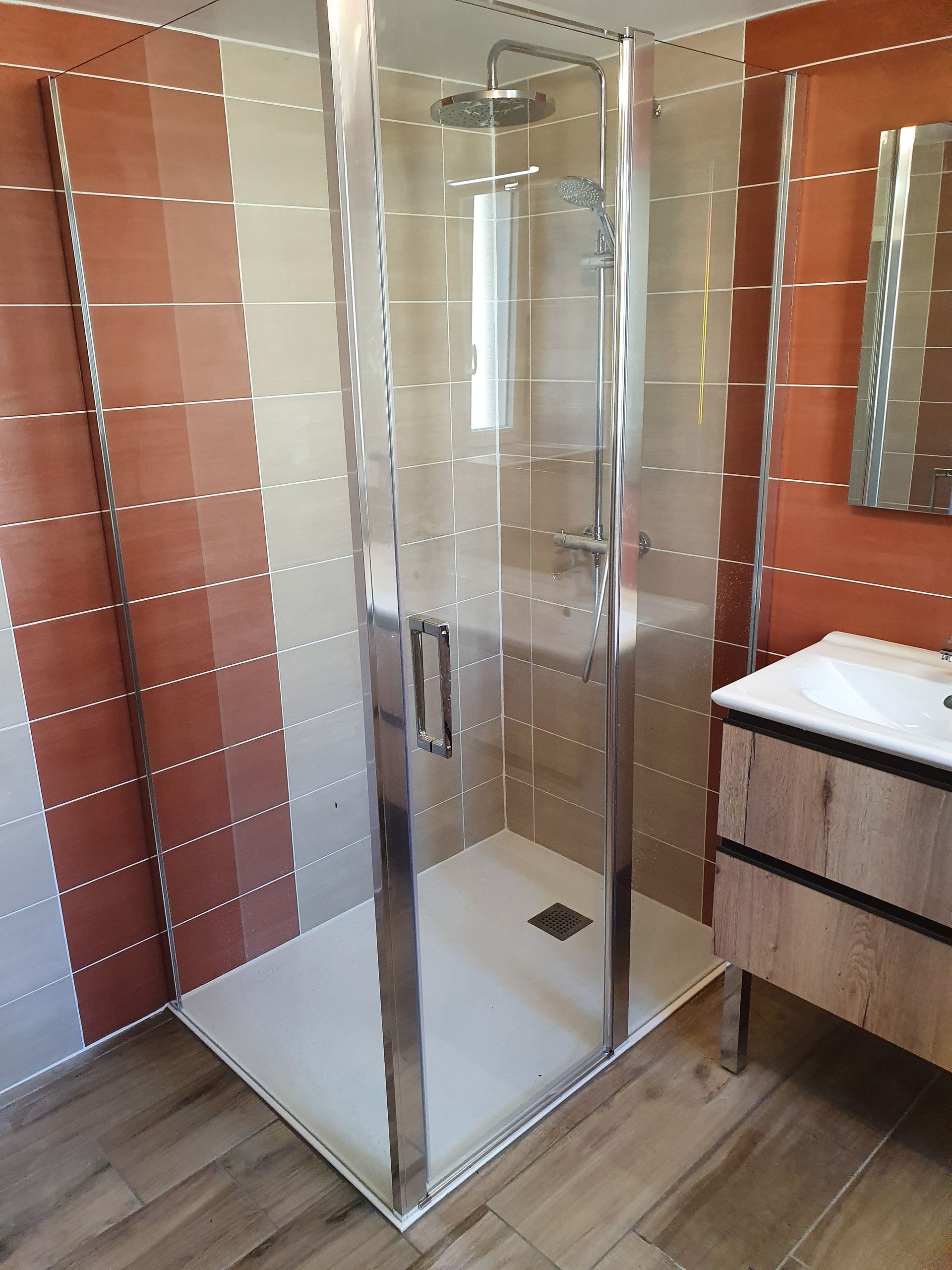 Salle de bains, meuble et cabine de douche