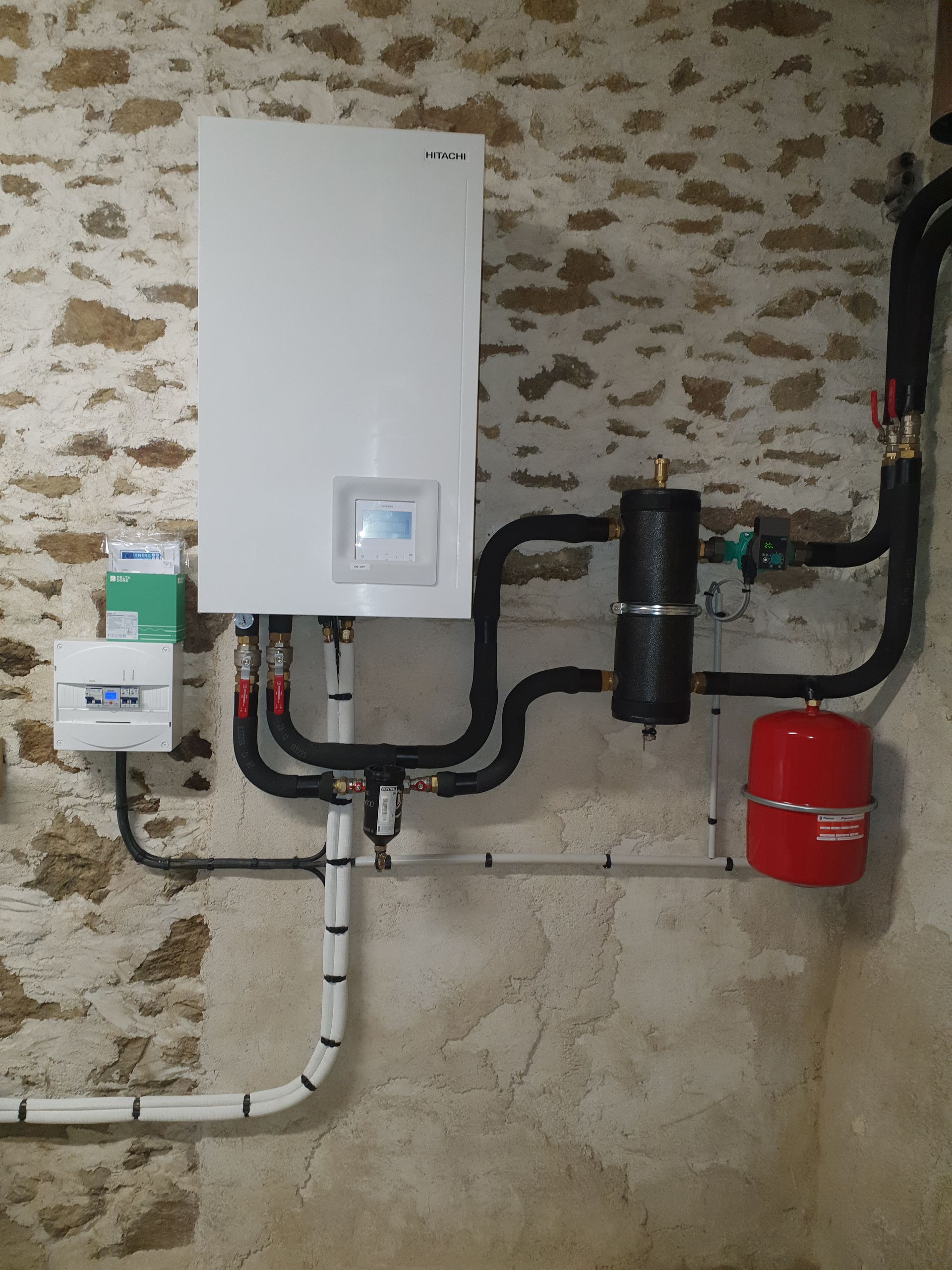 Chaudière sur un mur en pierre