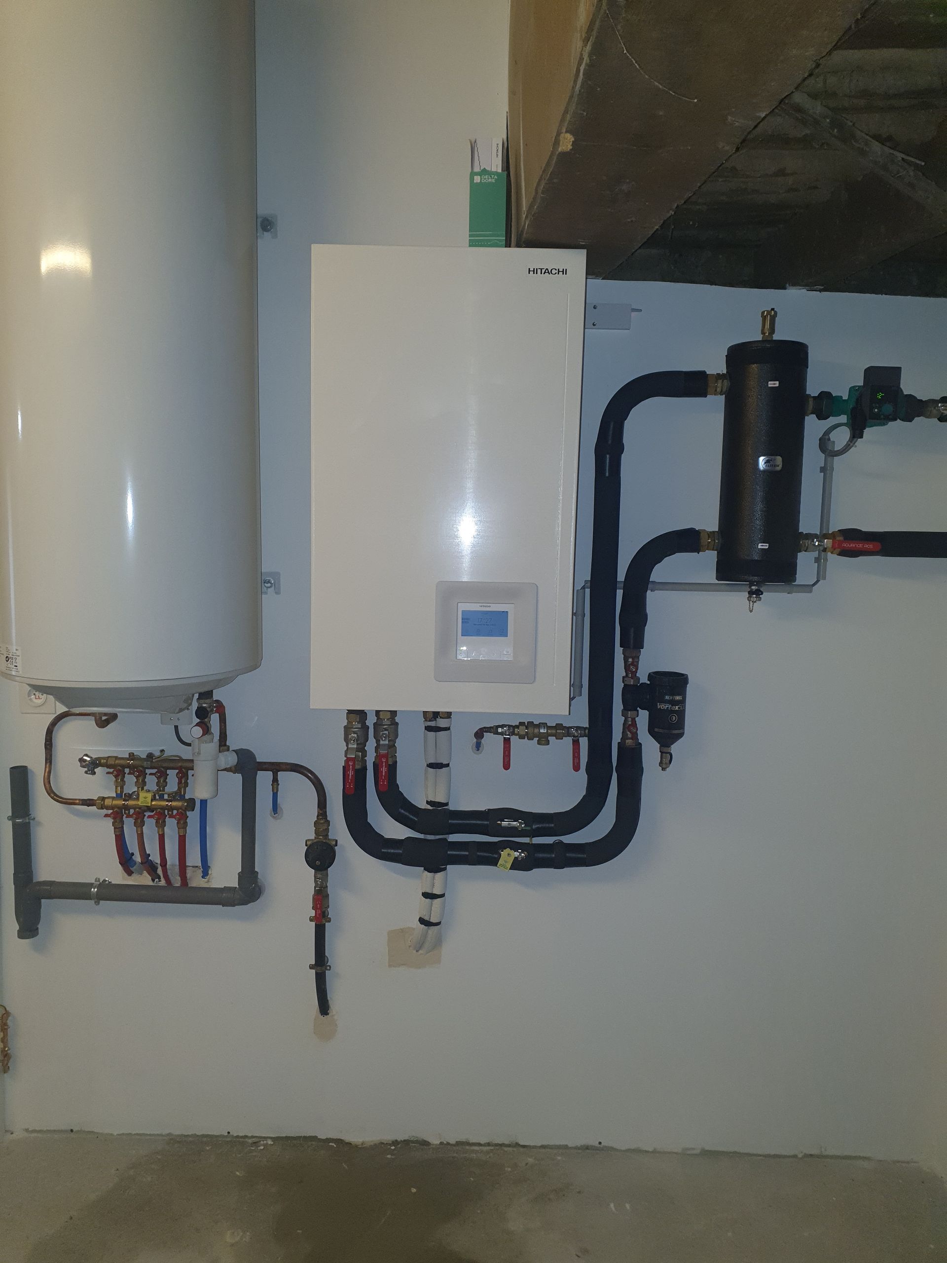 Chaudière sur un mur blanc