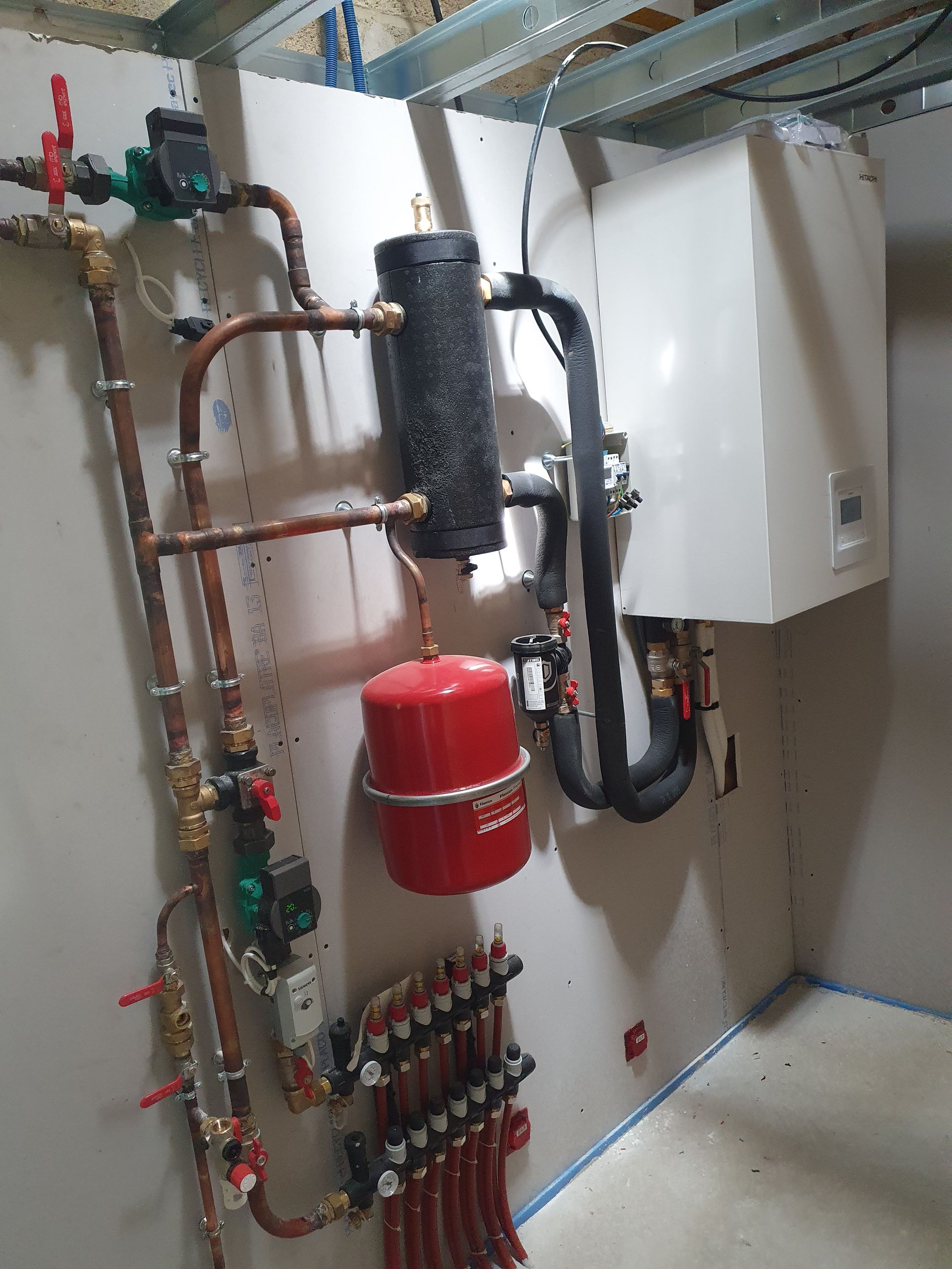 Chaudière sur un mur en plâtre