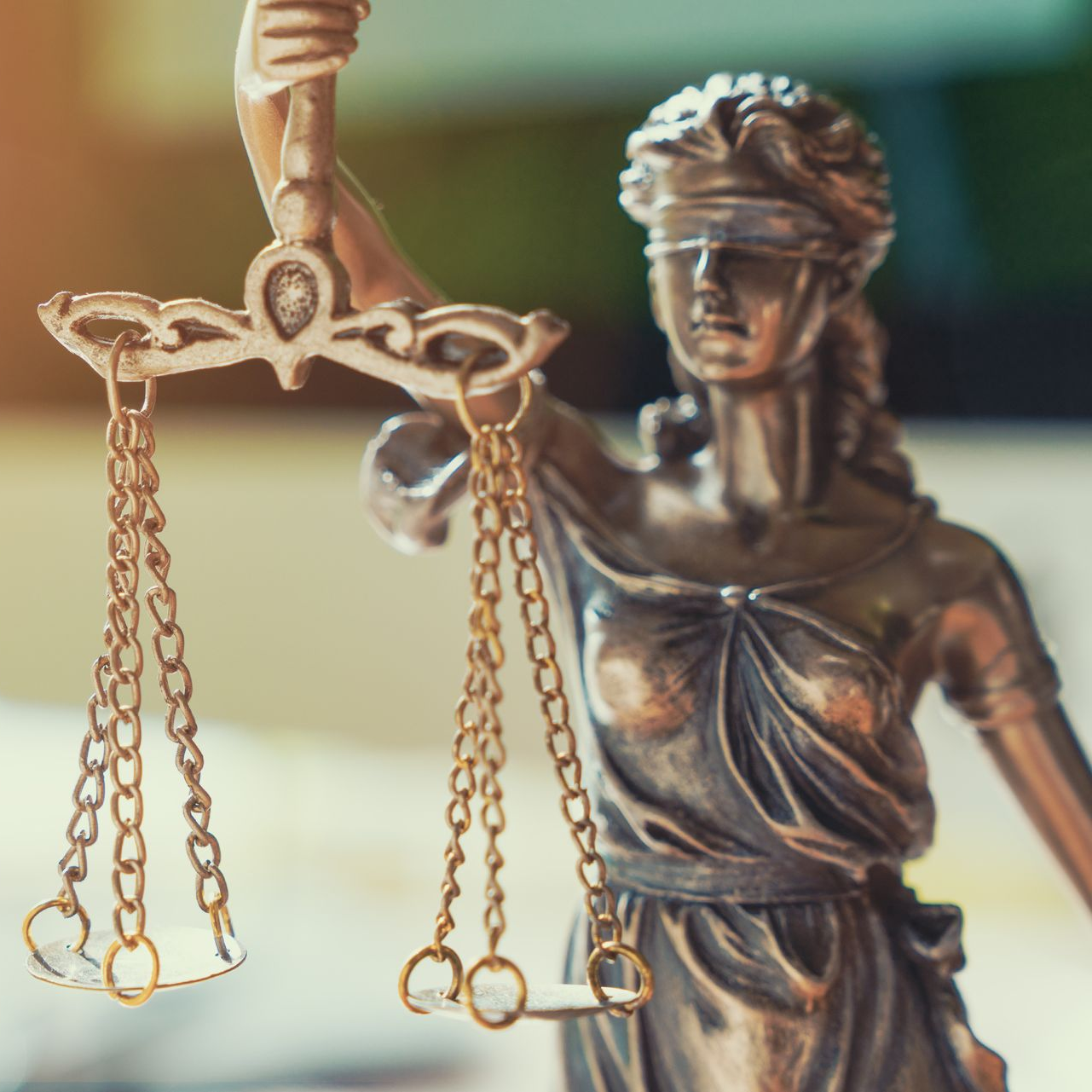 Statue de la Dame Justice tenant une balance, les yeux bandés, symbolisant la loi et l'équité.