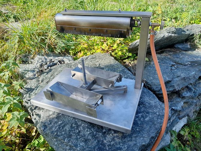 Une grille en acier inoxydable avec un tuyau attaché | JB Salamin Métal-création