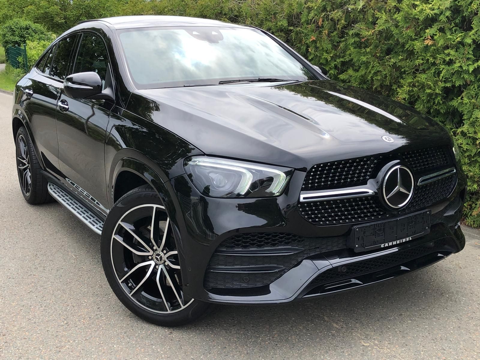 Vor einem Gebäude parken mehrere Lieferwagen.