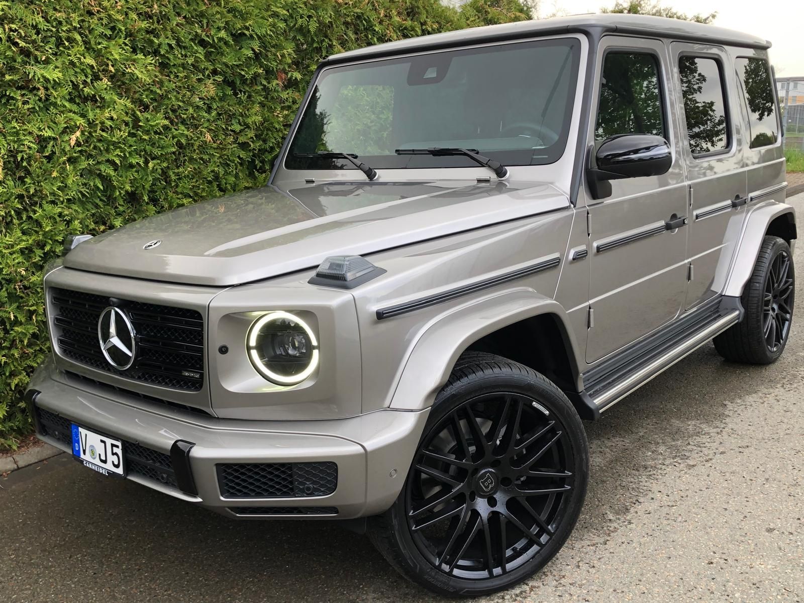 In einer Garage parken mehrere Autos.