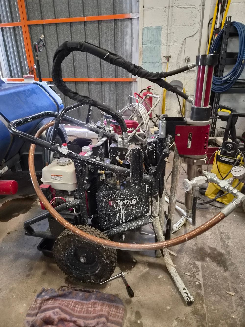 Machine sur un chariot à roulettes dans un atelier.