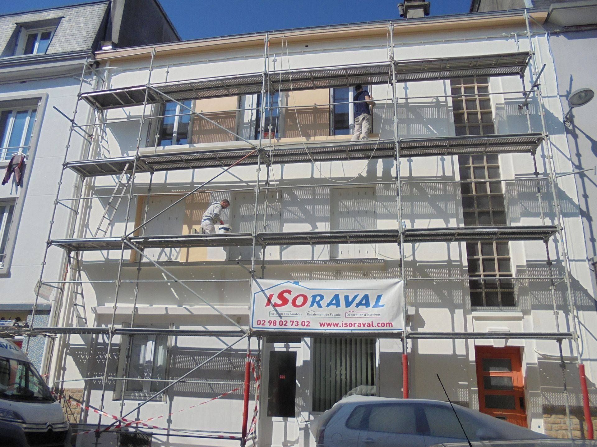Échafaudage avec le logo Isoraval sur la façade d'un immeuble