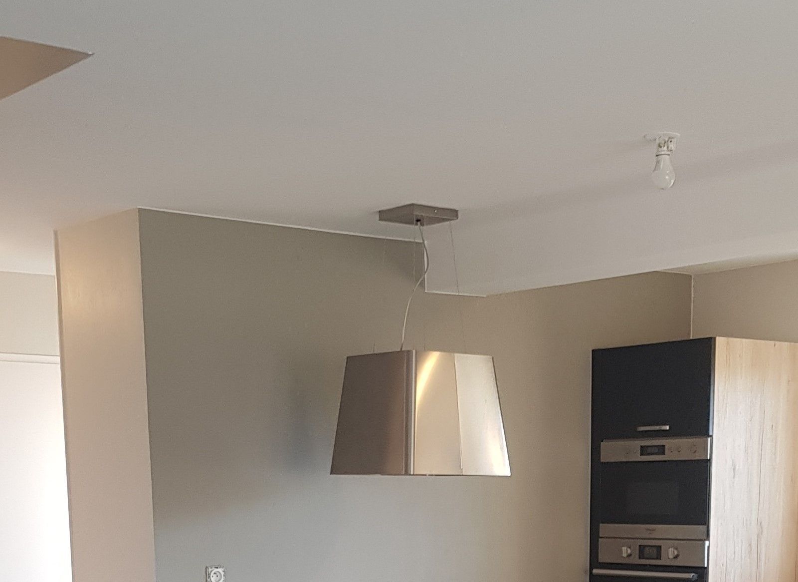 Deux hommes installent un revêtement de sol en imitation bois