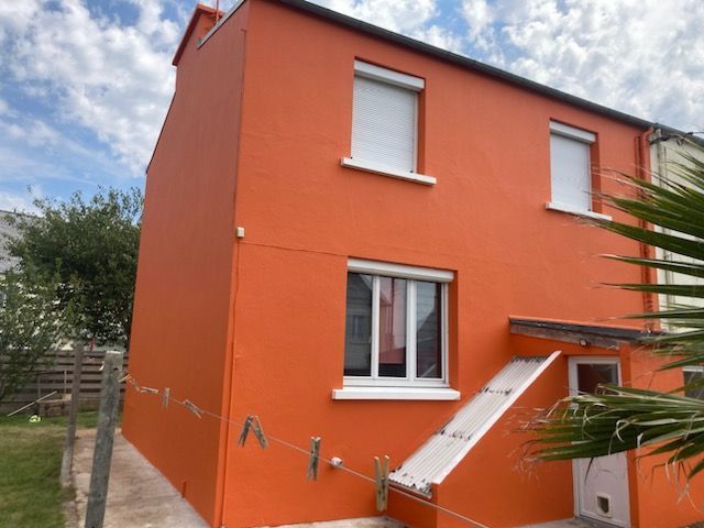Ravalement de façade d'une maison orange