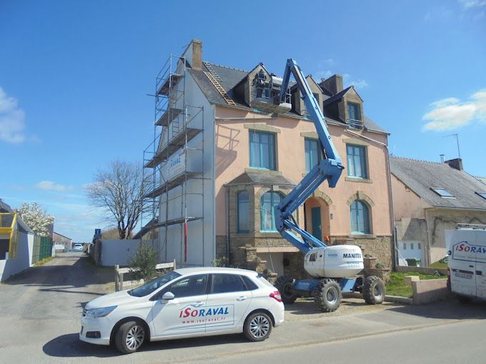 Rénovation d'une toiture avec une grue