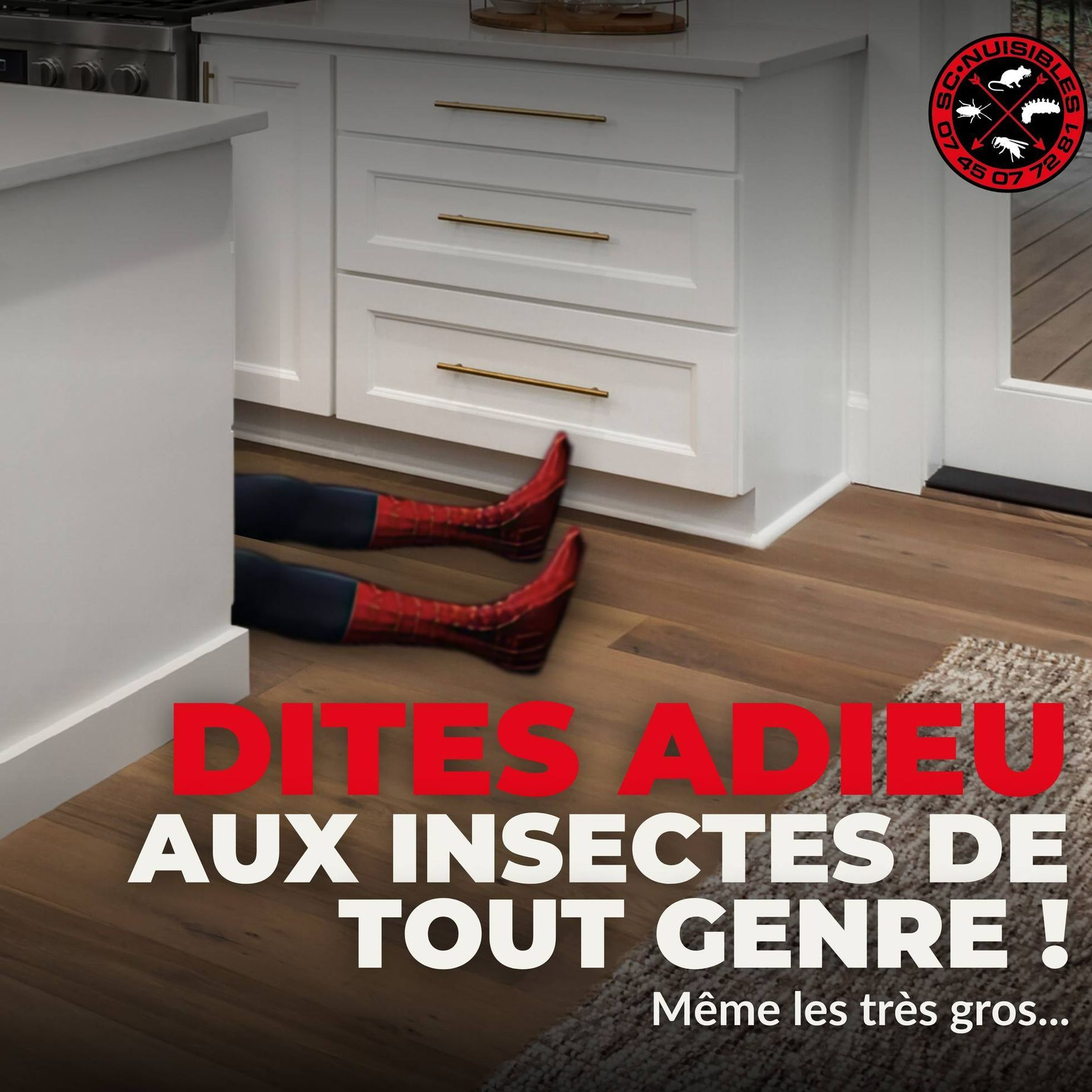 Un homme allongé sur du parquet