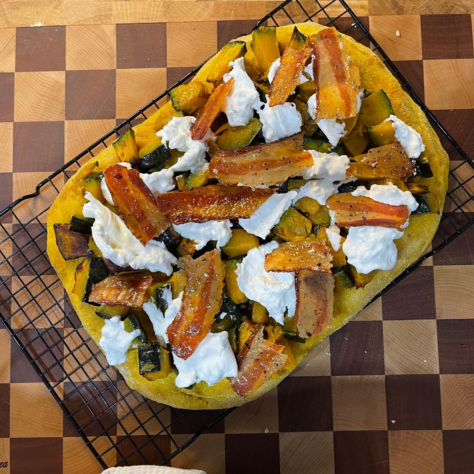 Pizza alla zucca con burrata e guanciale