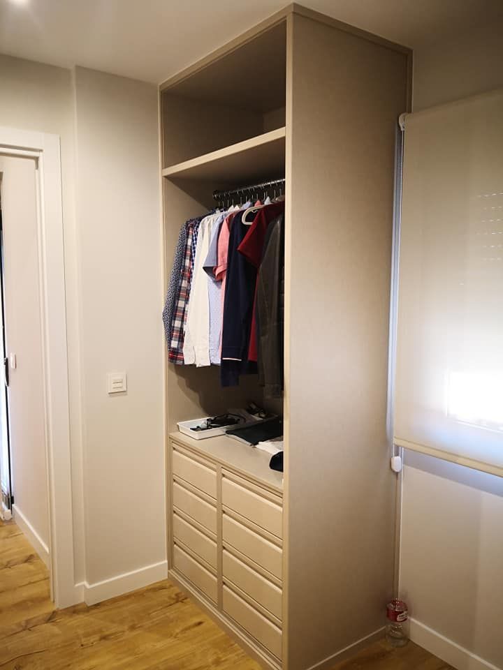 Un vestidor con mucha ropa dentro.