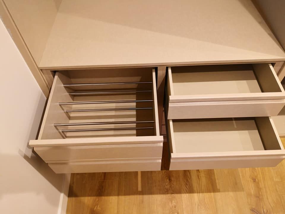 Un primer plano de dos cajones de un armario.