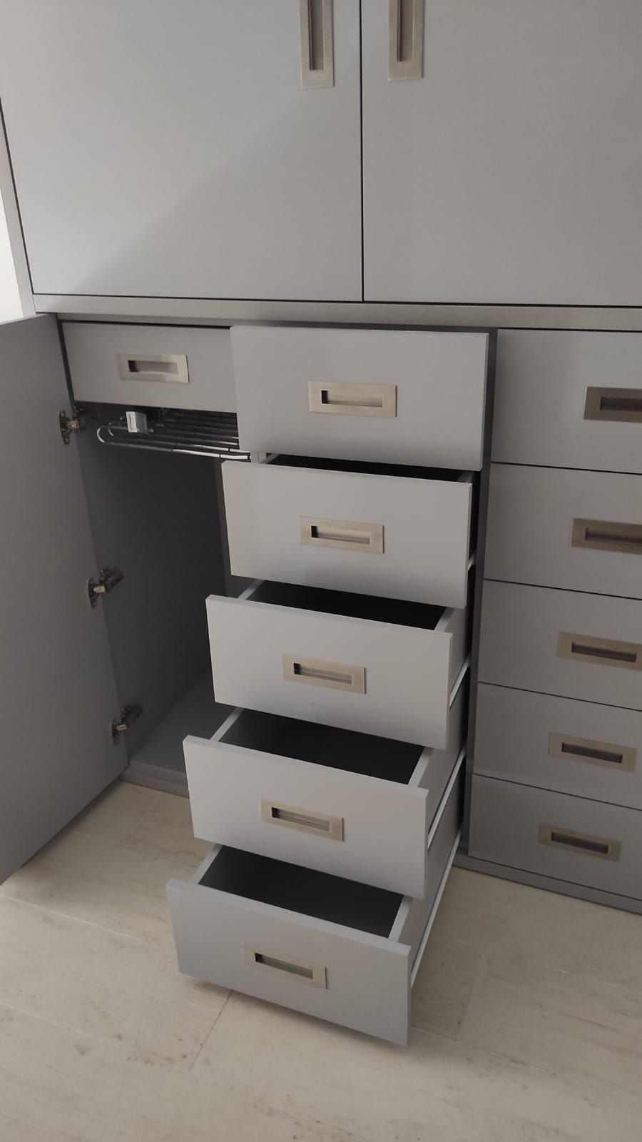 Una cómoda con cajones abiertos en una habitación.