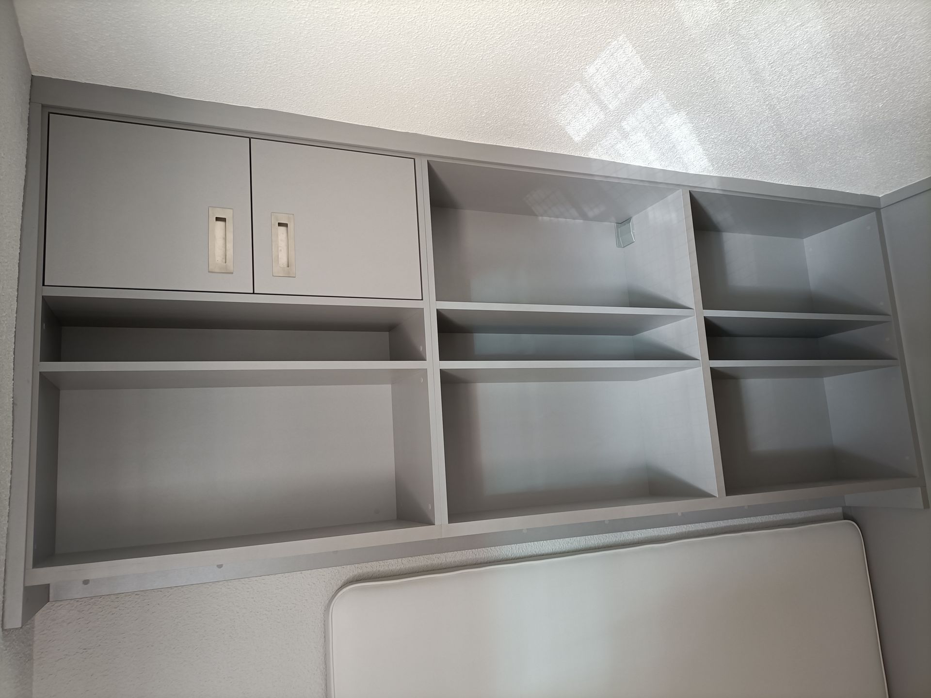 Una habitación con muchos estantes y armarios