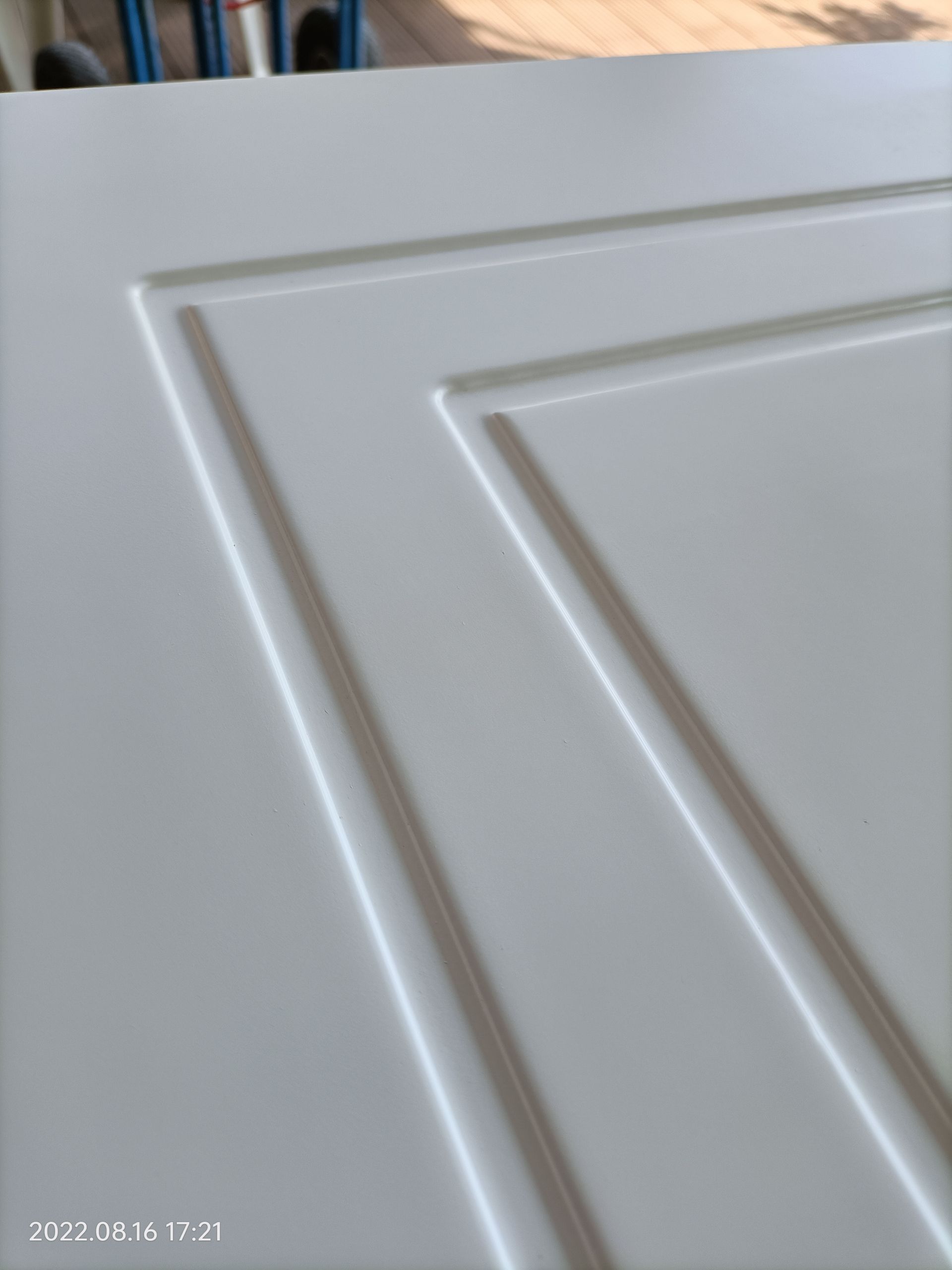 Un primer plano de una puerta blanca con el año 2020 en la parte inferior.