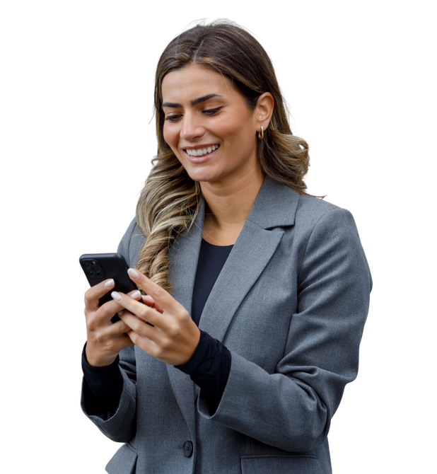 Femme en blazer gris souriant en regardant son smartphone