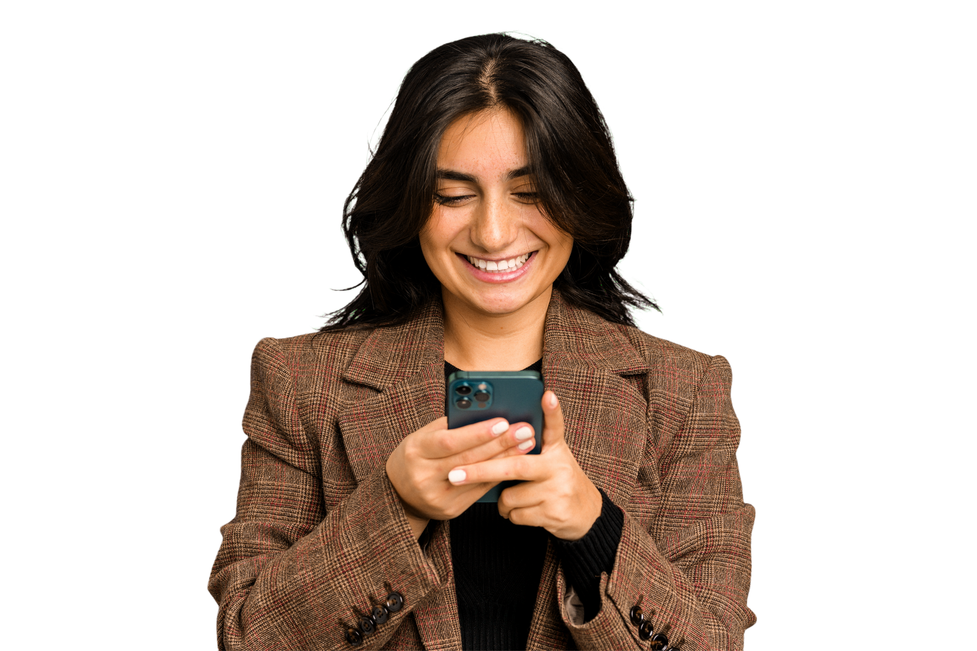 Une personne souriante en veste marron tape sur un smartphone sur fond blanc