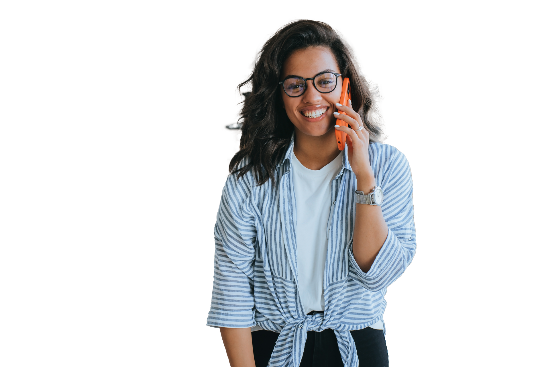 Personne souriante tenant un téléphone, portant des lunettes et une chemise à rayures bleues, sur fond blanc