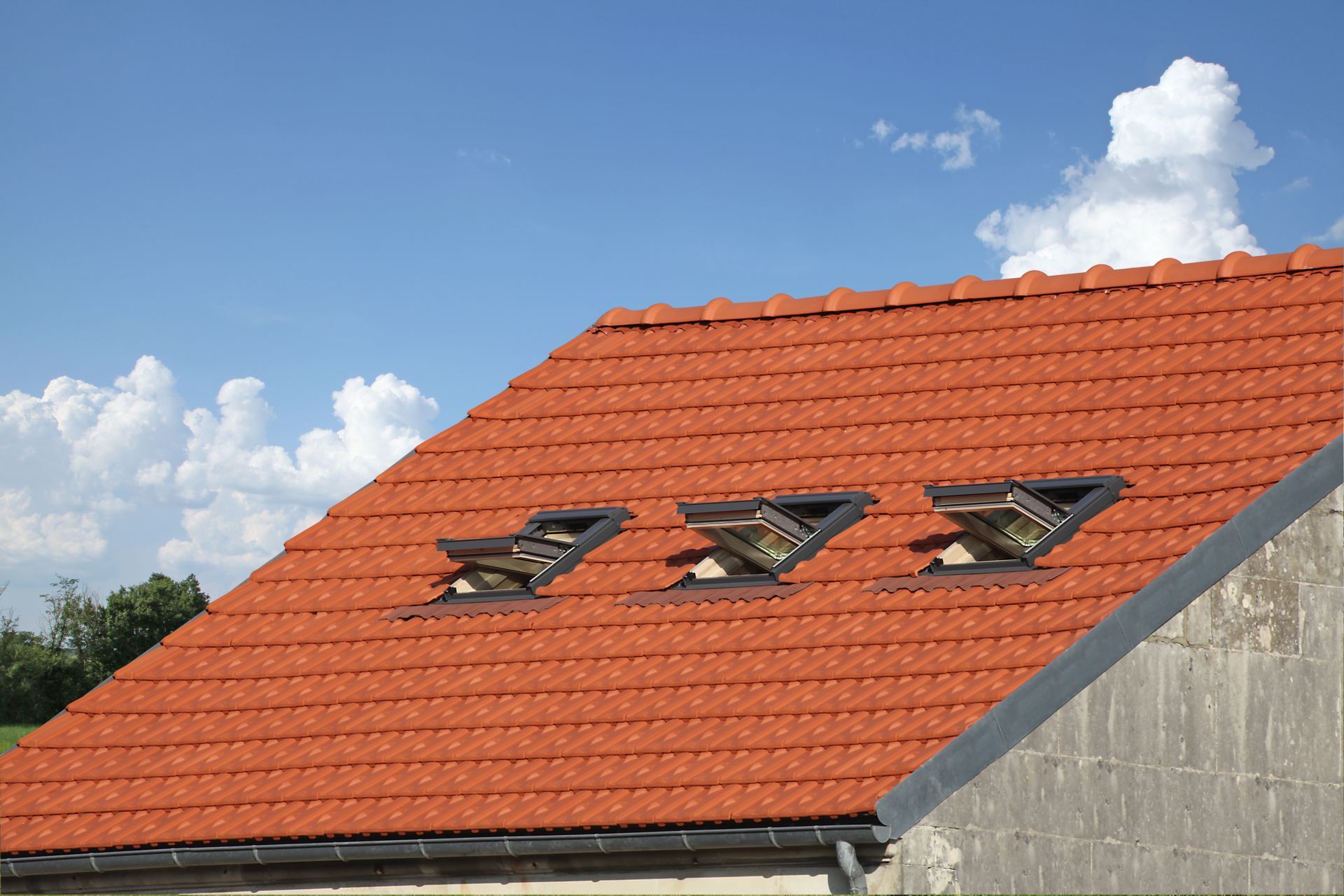 Façade de maison endommagée avec une fenêtre ouverte et des matériaux de construction sur un échafaudage entre deux bâtiments