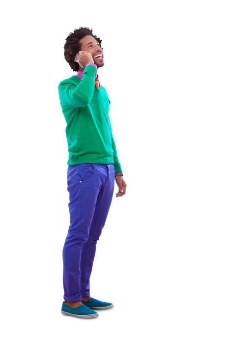 Vue de profil d'une personne en haut vert et pantalon bleu parlant au téléphone sur fond blanc