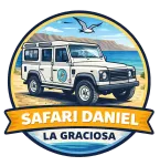 Logotipo para "Safari Daniel La Graciosa" que muestra un vehículo todoterreno blanco en una playa de arena con el océano y un pájaro de fondo.