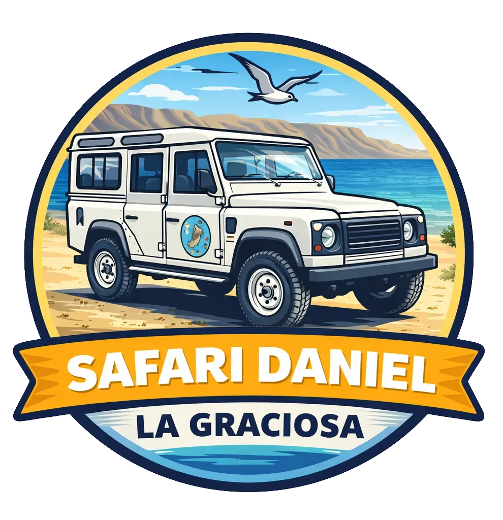 Logotipo para "Safari Daniel La Graciosa" que muestra un vehículo todoterreno blanco en una playa de arena con el océano y un pájaro de fondo.