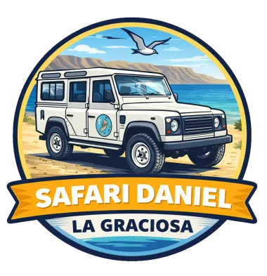 Logotipo para "Safari Daniel La Graciosa" que muestra un vehículo todoterreno blanco en una playa de arena con el océano y un pájaro de fondo.