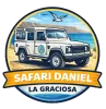 Logotipo para "Safari Daniel La Graciosa" que muestra un vehículo todoterreno blanco en una playa de arena con el océano y un pájaro de fondo.