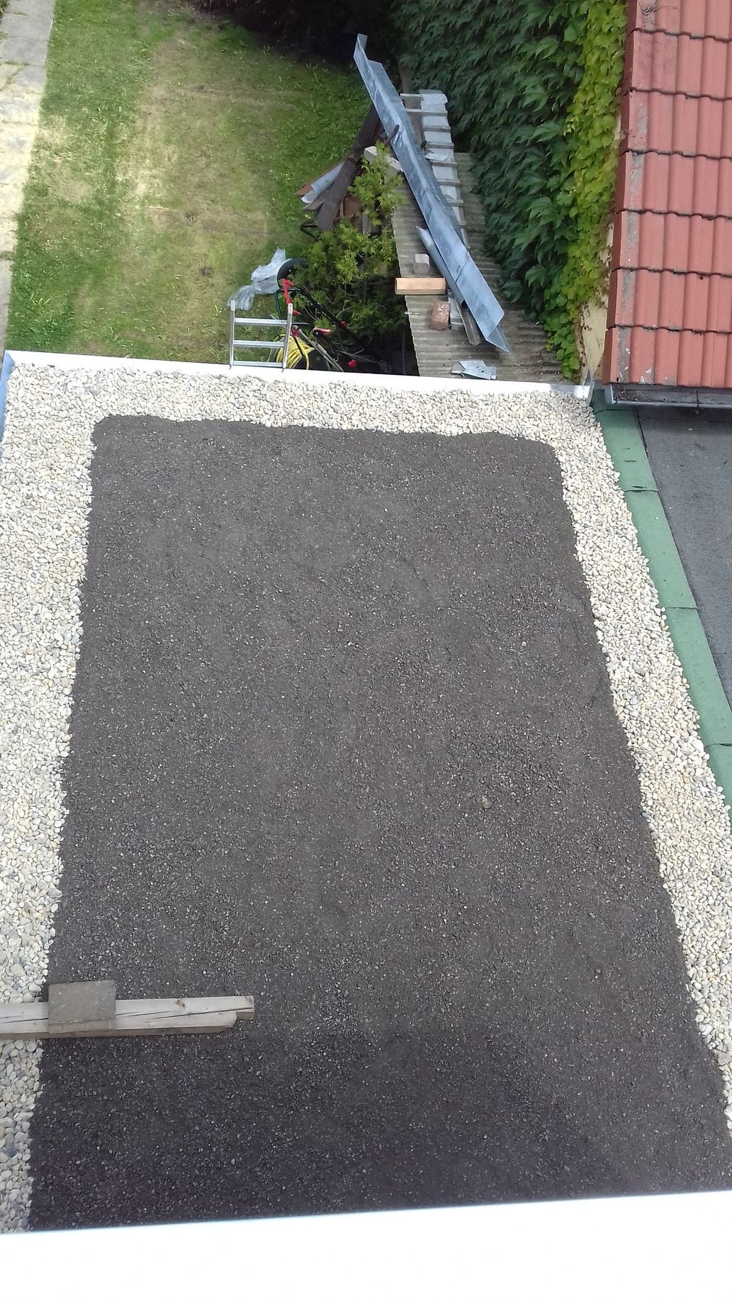 Flachdach mit Bitumenabdichtung und Kiesrandstreifen, Vorbereitung für Bekiesung oder Begrünung