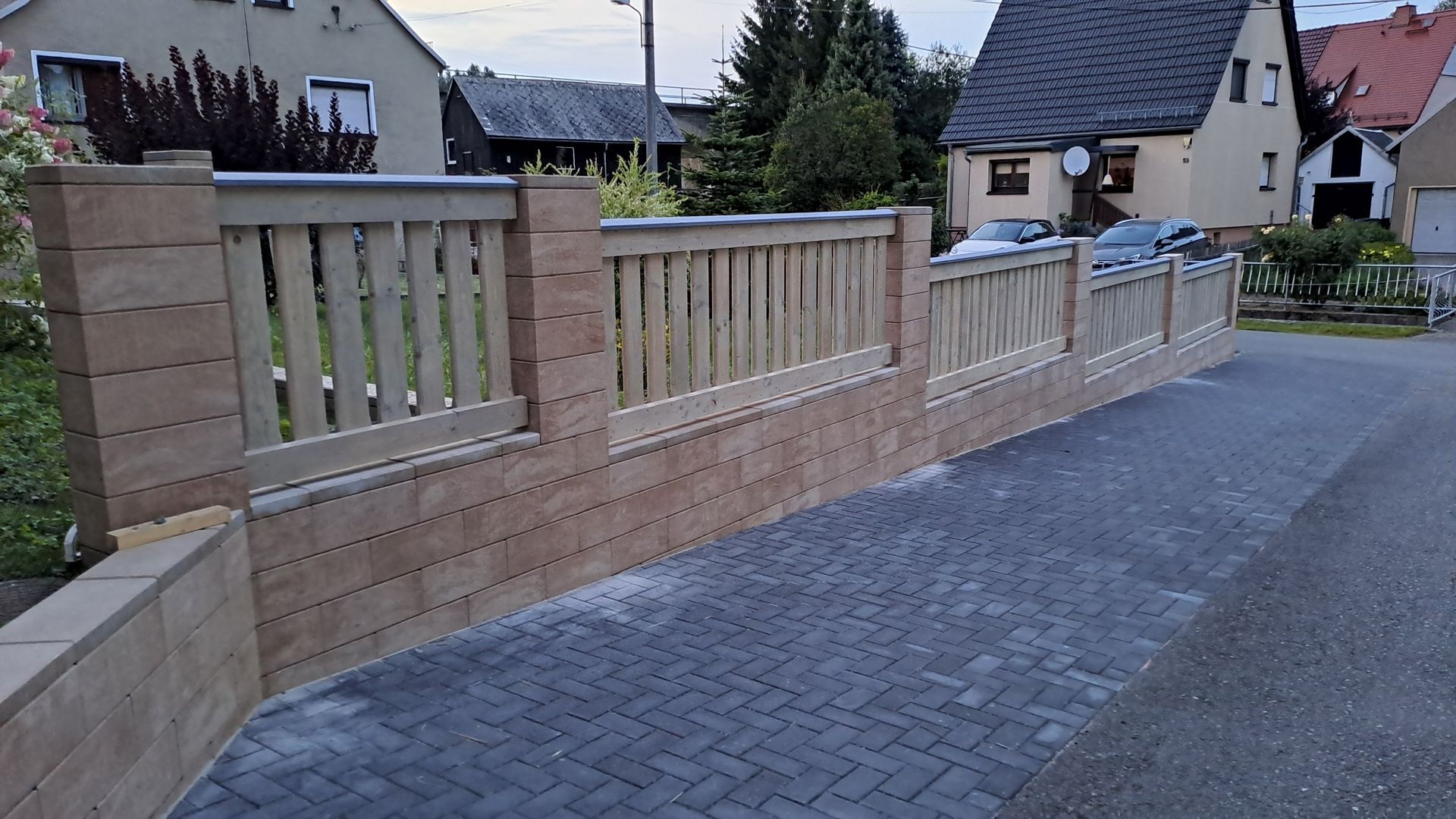 Verbreiterte Hofeinfahrt mit neu gepflasterter Zufahrt und Zaunanlage, geeignet für die Zufahrt von Lkw und Sattelzügen