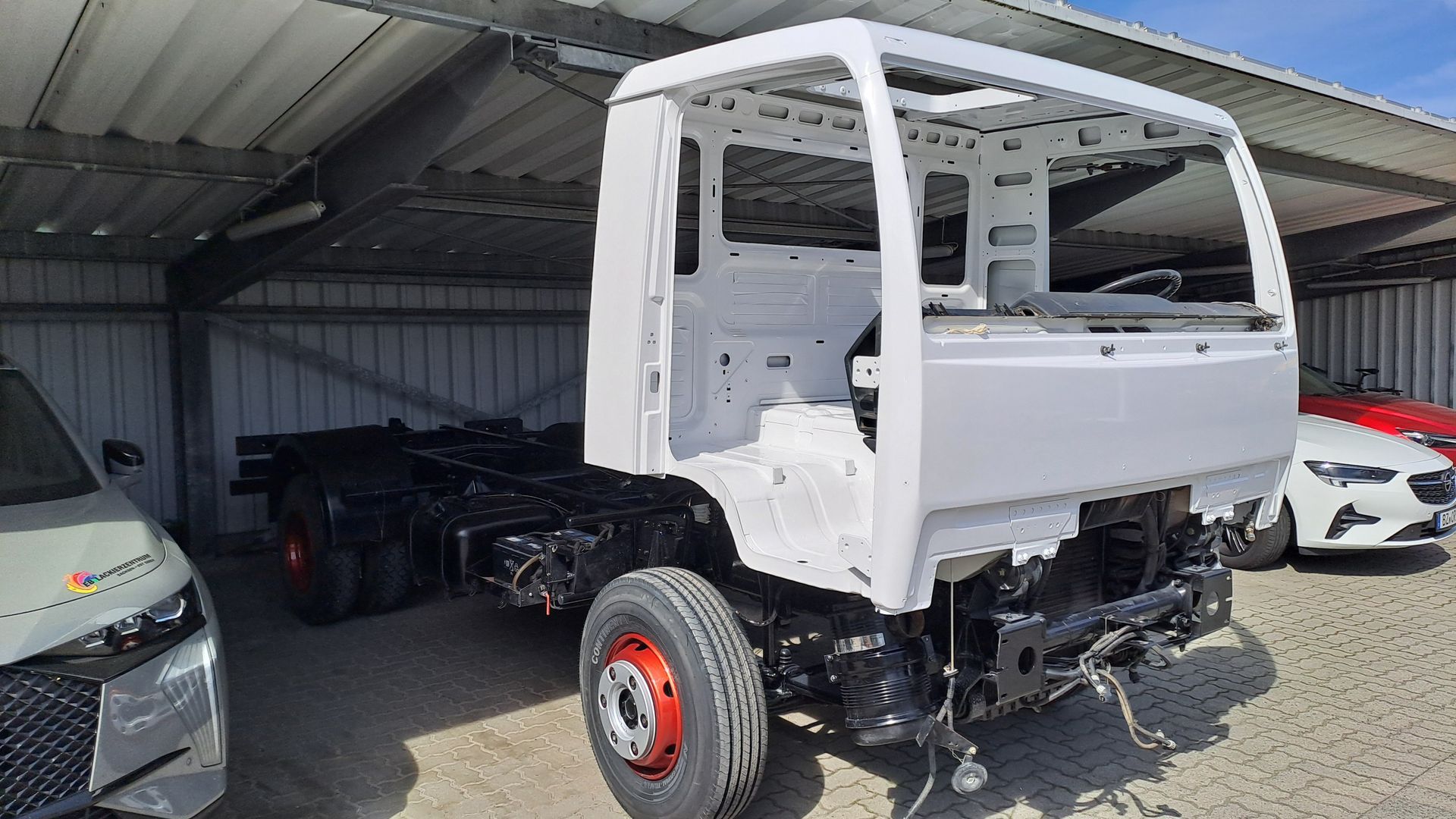 Frisch lackierte Fahrerkabine eines MAN Lkw während Restauration, Vorbereitung für Wiederaufbau