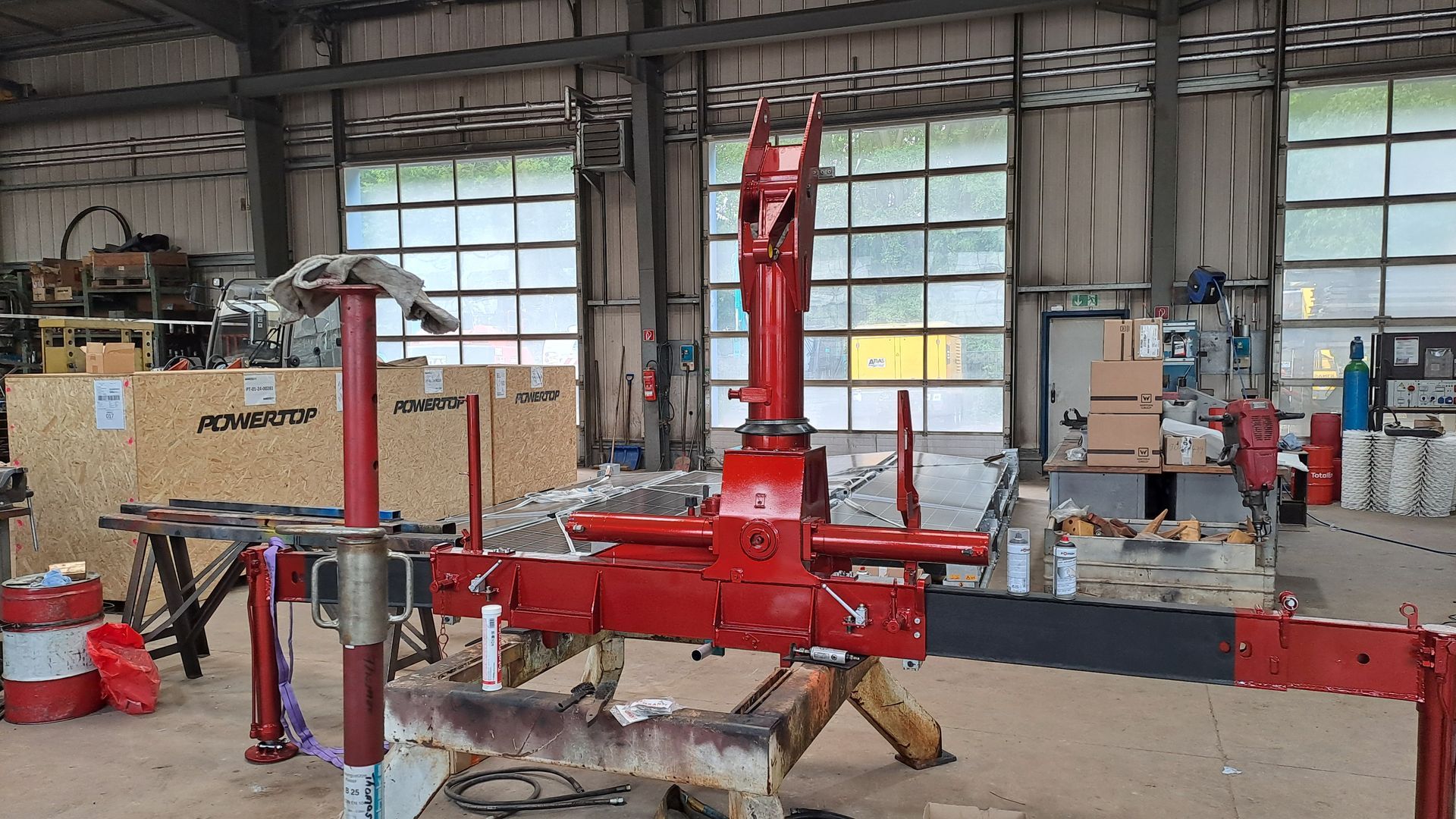 Fahrzeugrahmen eines MAN Lkw während Restaurierung in Werkhalle, Aufarbeitung von Fahrgestell und Technik