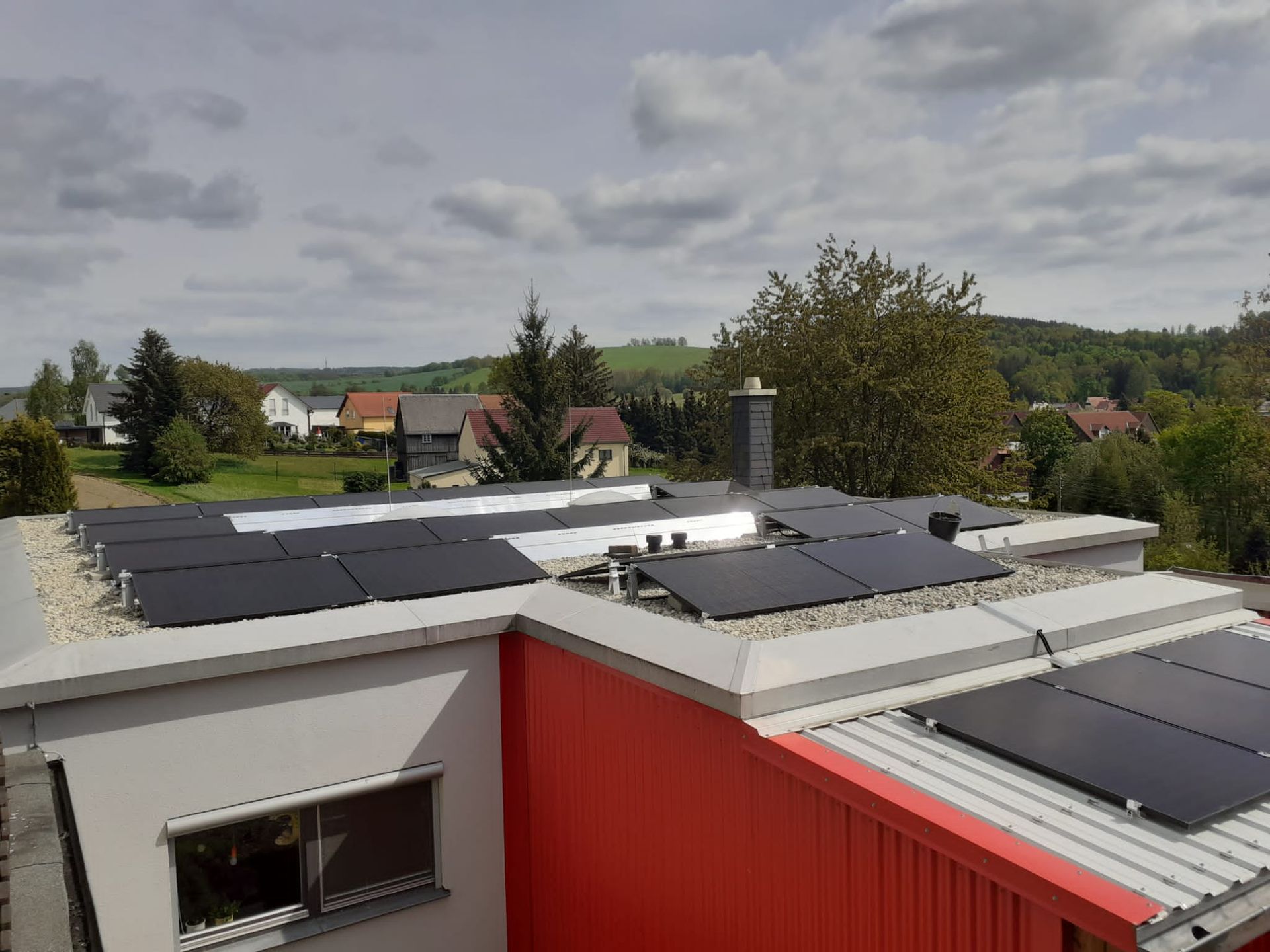 Photovoltaikanlage auf Flachdach eines Gewerbegebäudes, aufgeständerte Solarmodule
