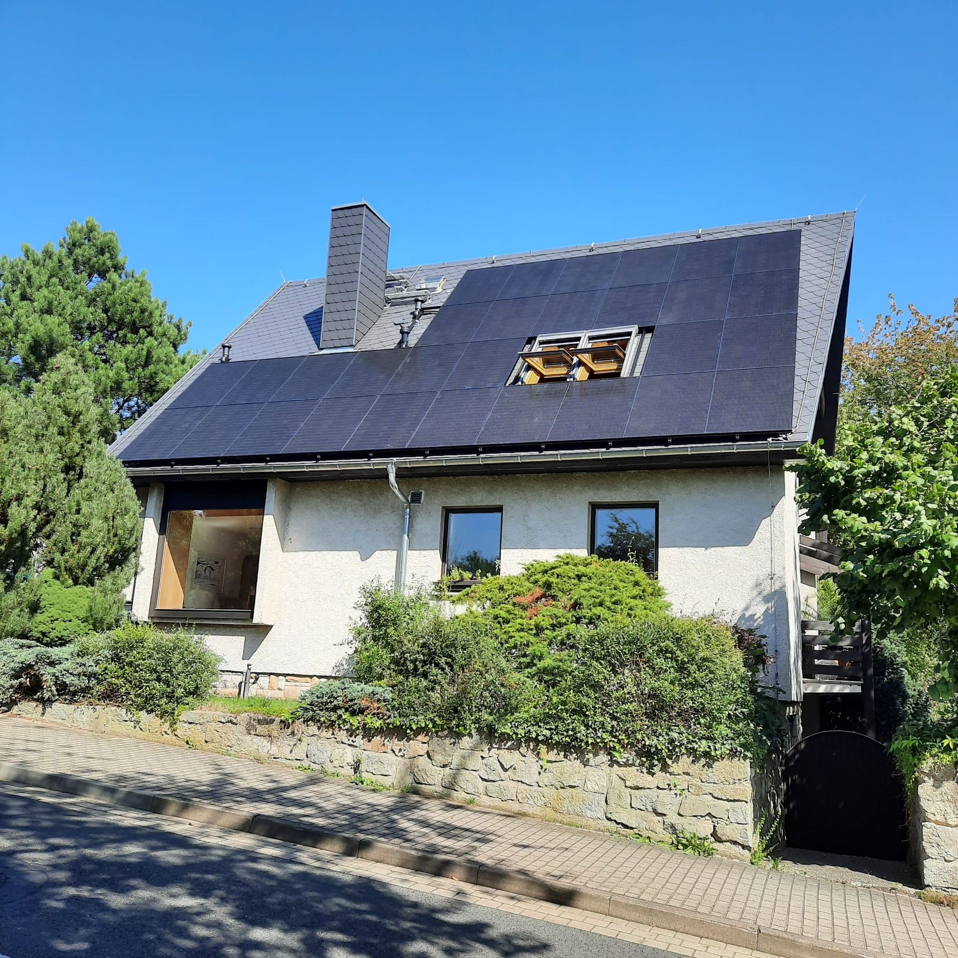 Wohnhaus mit Photovoltaikanlage auf Ziegeldach, PV-Module zur Eigenstromerzeugung installiert