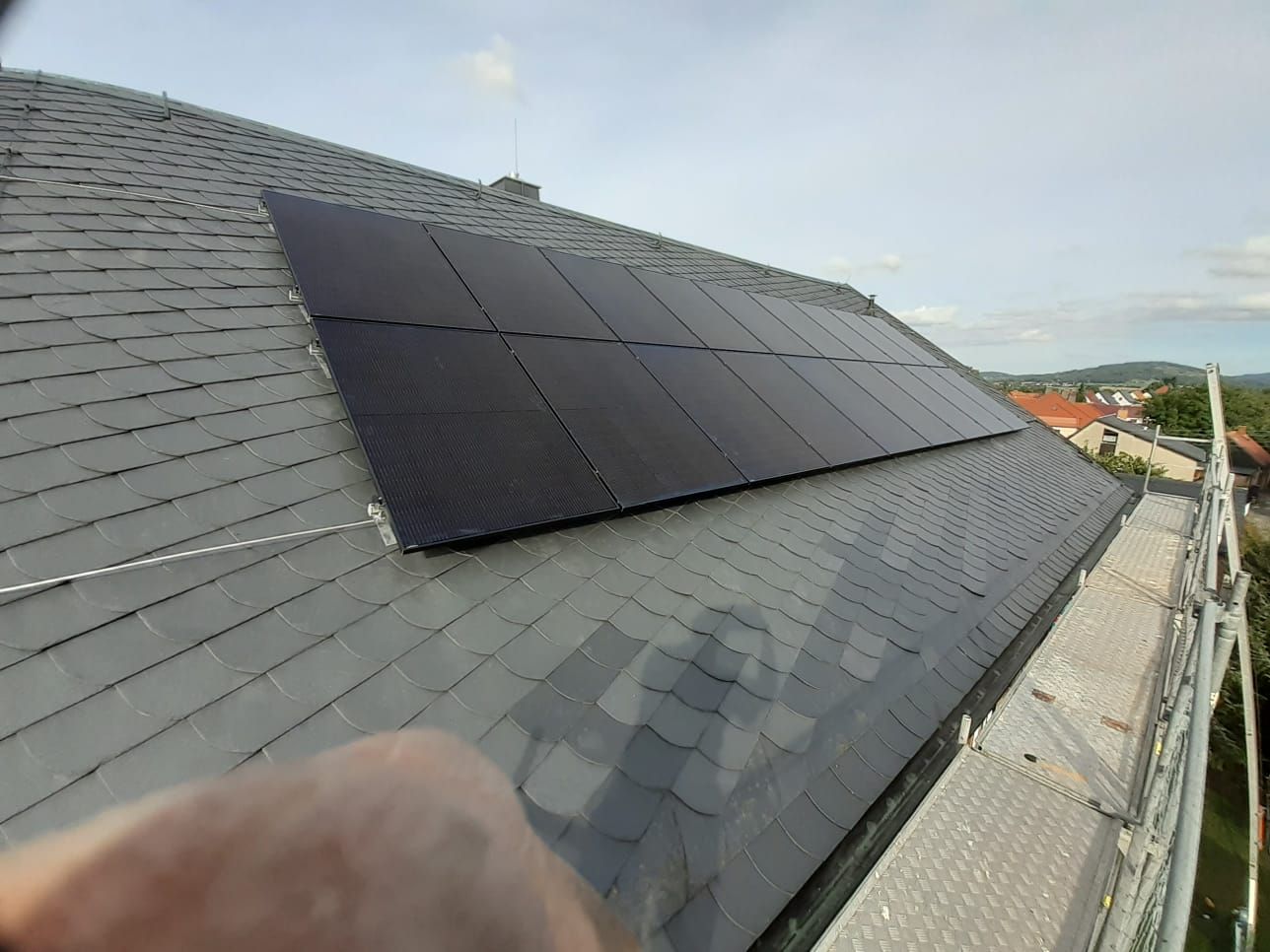 Photovoltaikanlage auf Schieferdach, fachgerechte Montage von Solarmodulen auf Steildach
