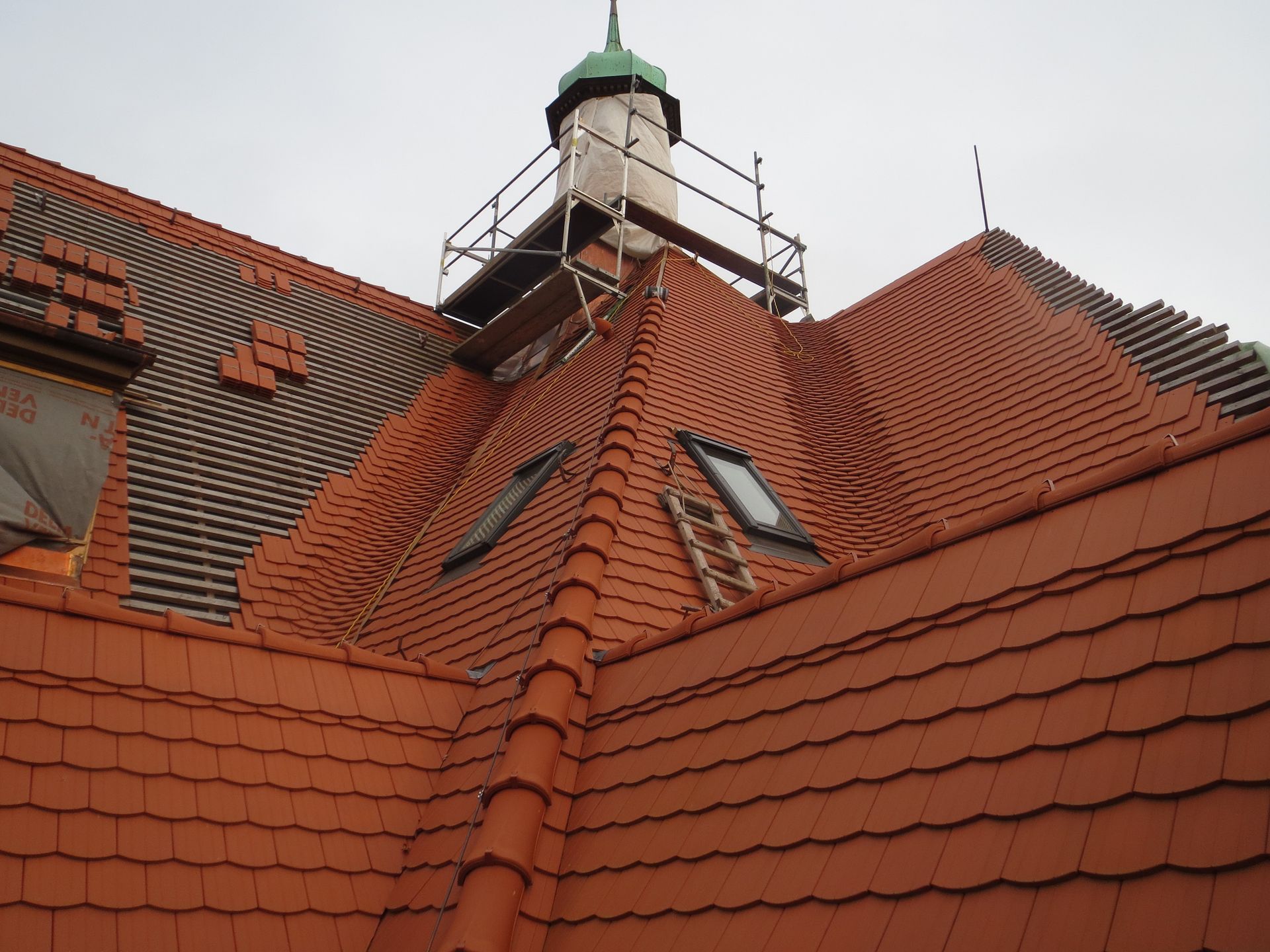 Sanatorium Lahmann Villa mit neu eingedecktem Ziegeldach und Dachreiter, komplexe Dachlandschaft nach Sanierung