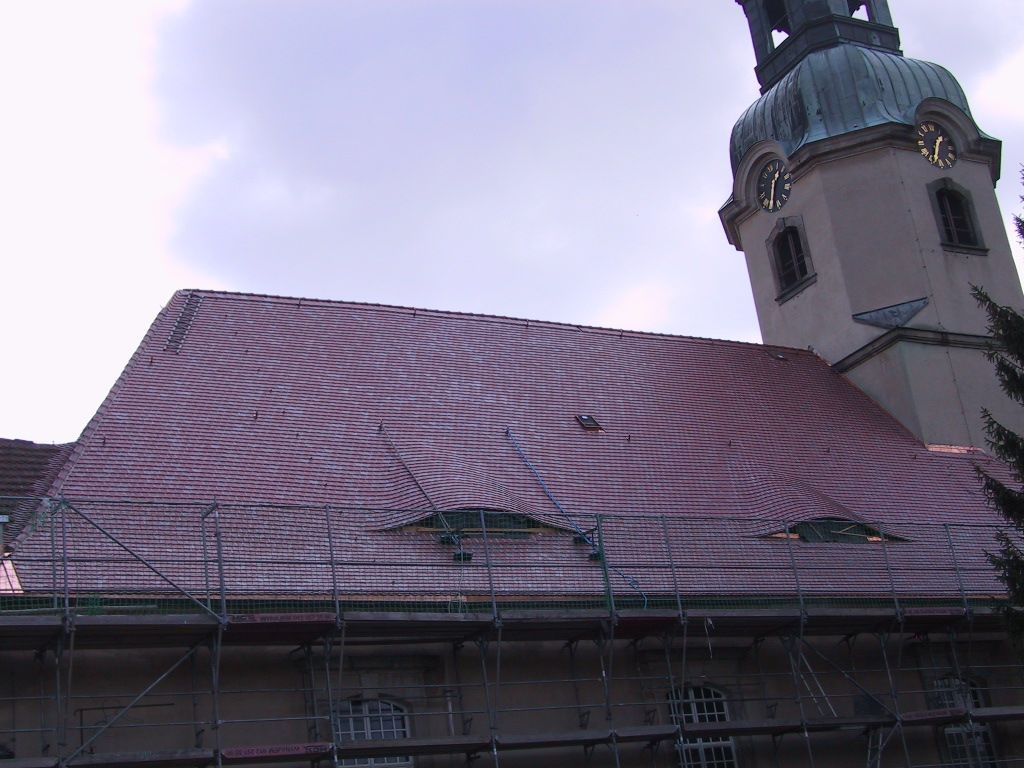 Kirche Großröhrsdorf mit beschädigtem Biberschwanzdach nach Brand, teilweise zerstörte Dacheindeckung