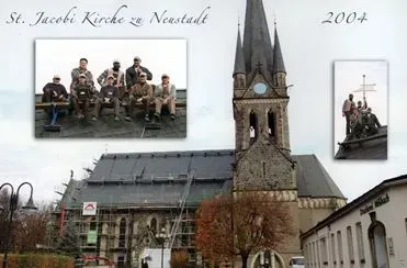 Vergleich historischer und renovierter Kirche, saniertes Kirchendach und Turm nach Dachdeckerarbeiten