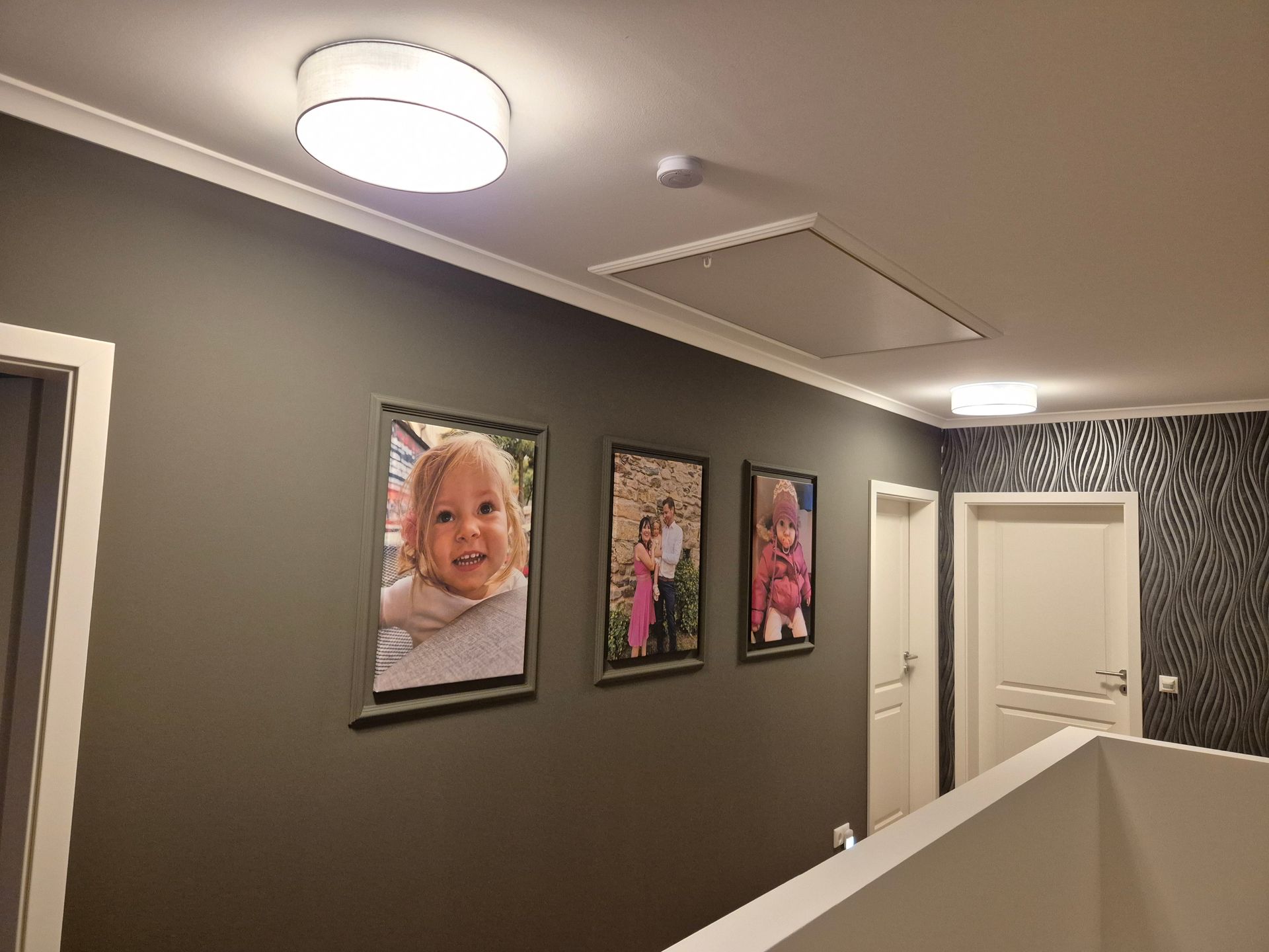 Bilder an einer Wandgestaltung im Flur