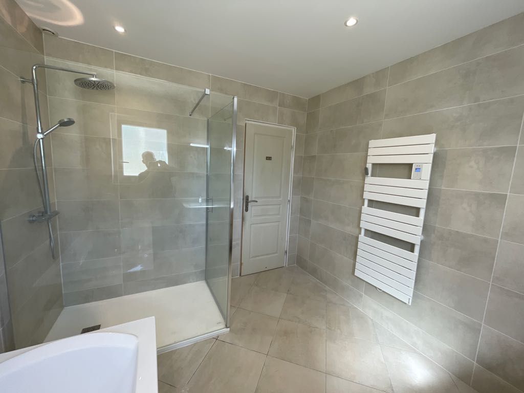 Salle de bains avec grande douche à l'italienne.