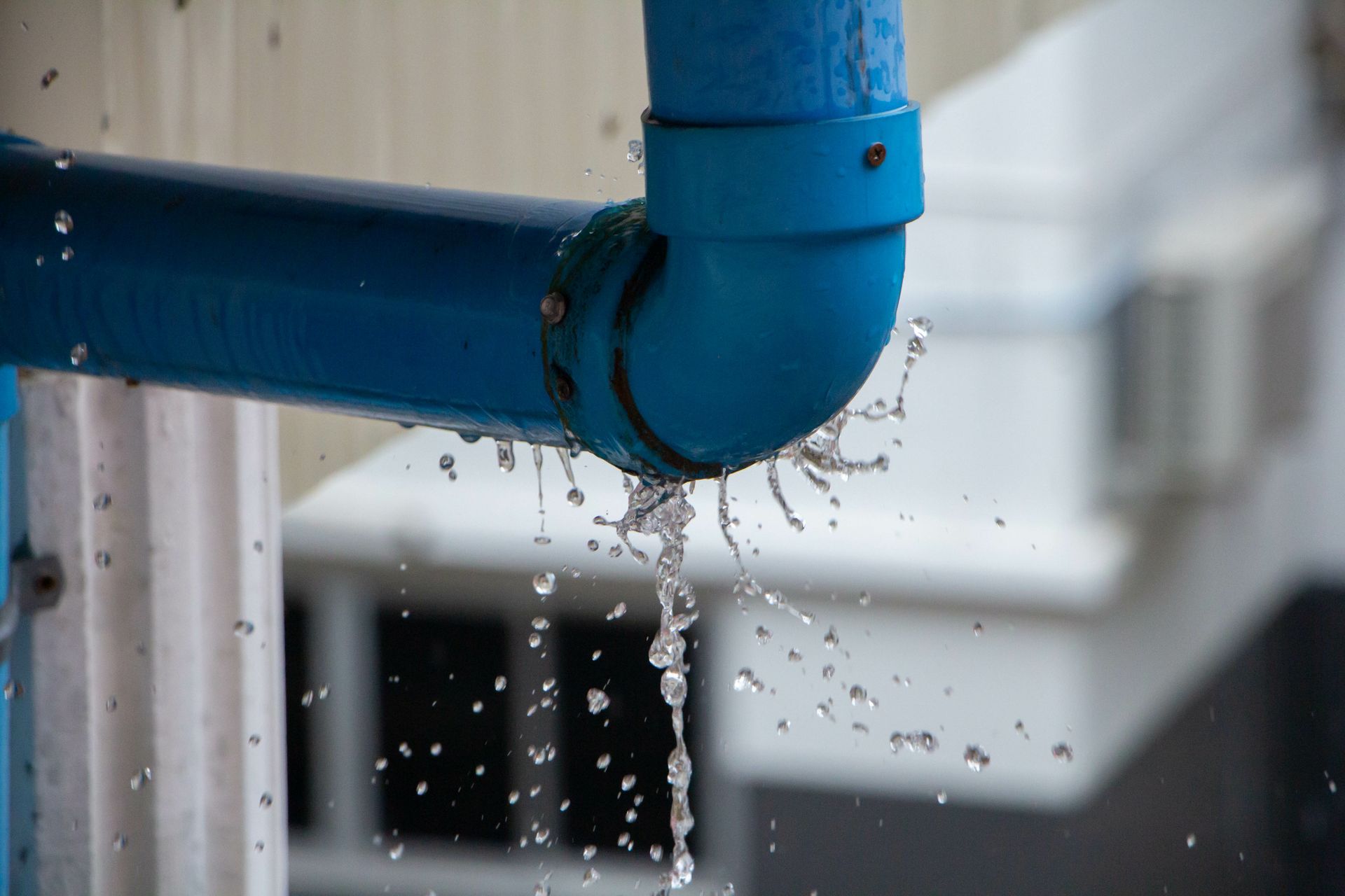 Canalisation vétuste avec une fuite d'eau.