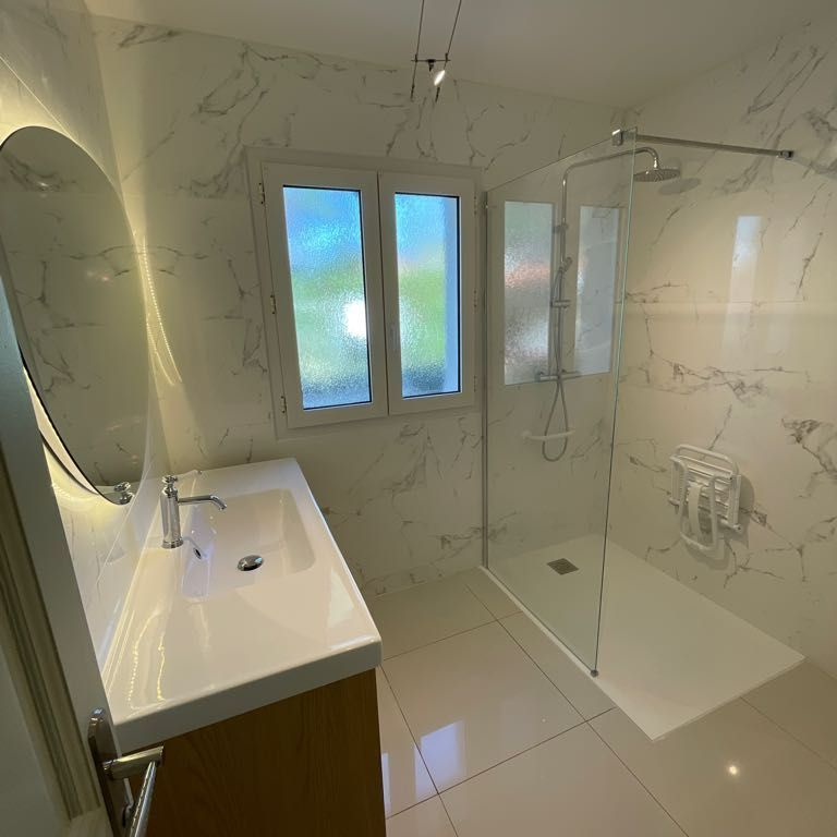 Salle de bains adaptée aux personnes à mobilité réduite.