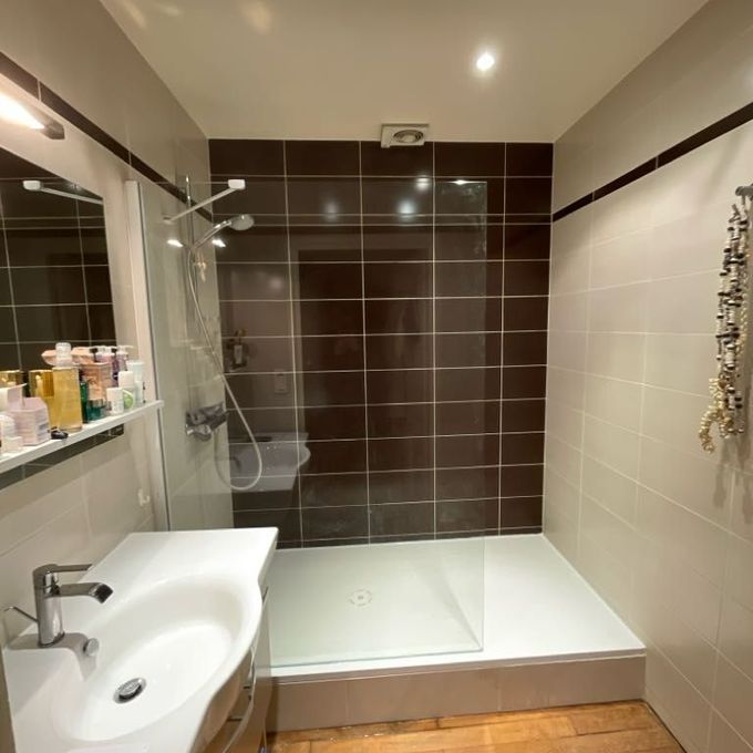 Salle de bains refaite à neuf avec douche et vasque.