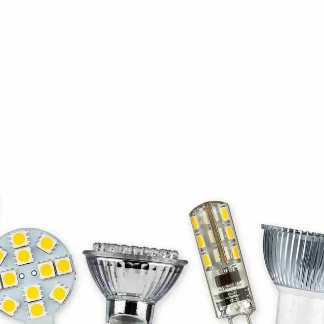 Un montón de diferentes tipos de bombillas sobre un fondo blanco.