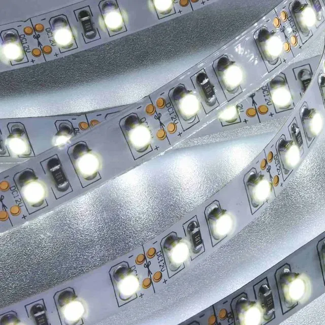 Un primer plano de una fila de tiras de luces LED blancas.