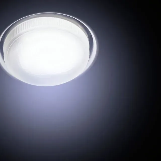 Una luz blanca brilla sobre un fondo azul oscuro